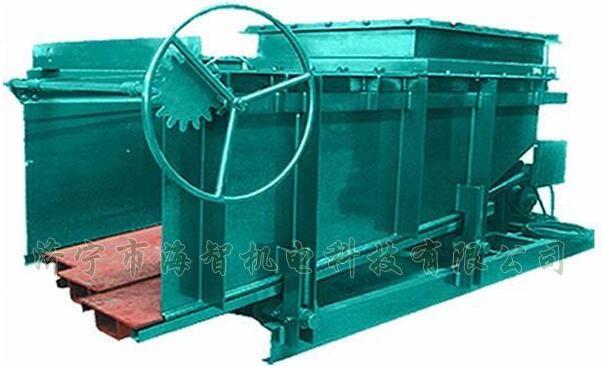 導(dǎo)料槽設(shè)有多個(gè)活動(dòng)式底板，底板在回程過程中可以承受物料所帶來的摩擦力