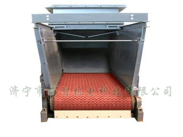 防腐蝕帶式（甲帶）給料機(jī)采用了防打滑膠帶，防止在物料輸送過(guò)程中造成撒料后果